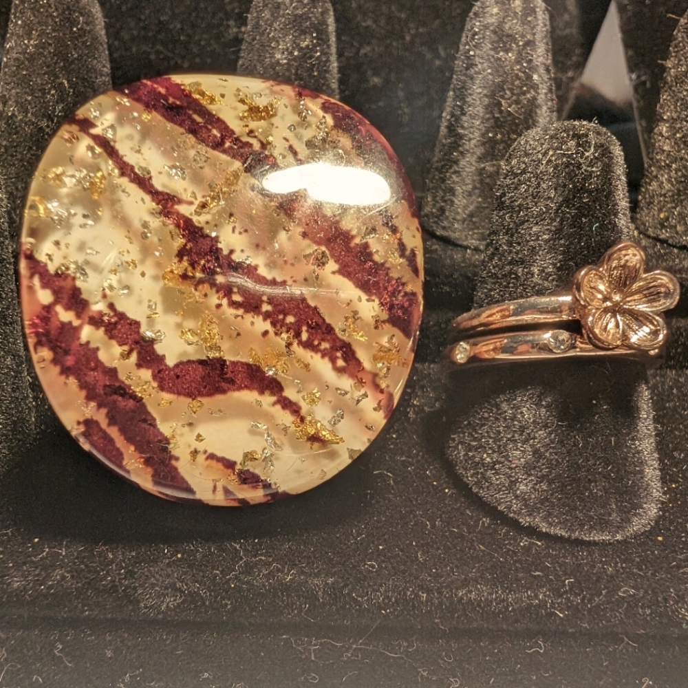 Lot 3 costume‎ rings 2 goldtone bands and 1 statement simulated agate medallion